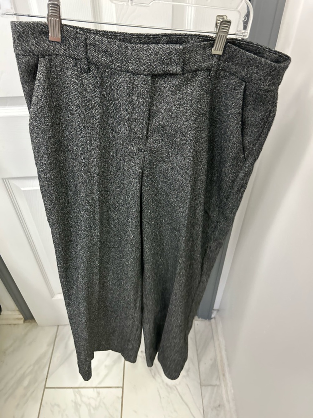 NWOT EXPRESS EDITOR relaxed ankle pants.